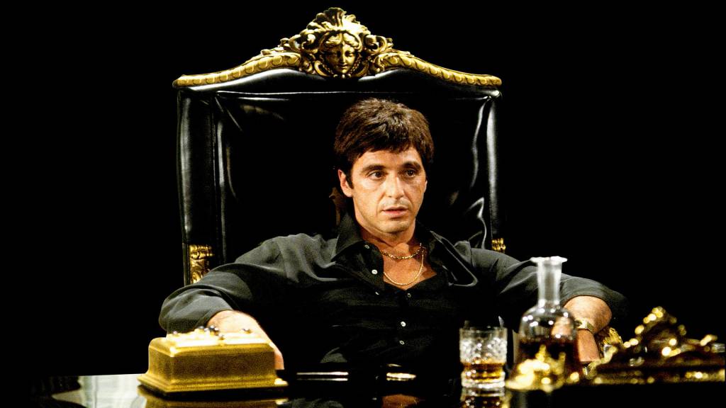 <strong>Scarface (estreia em 16/12): </strong><i><span style="font-weight:400;"></span></i><span style="font-weight:400;">Neste cl&aacute;ssico de Brian De Palma, Al Pacino &eacute; Tony Montana, o chefe do tr&aacute;fico de coca&iacute;na cujos inimigos e ego crescem na mesma propor&ccedil;&atilde;o de seu imp&eacute;rio.</span>