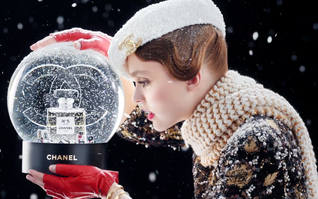 Rompendo com o tradicionalismo, Chanel coloca funk em campanha de Natal
