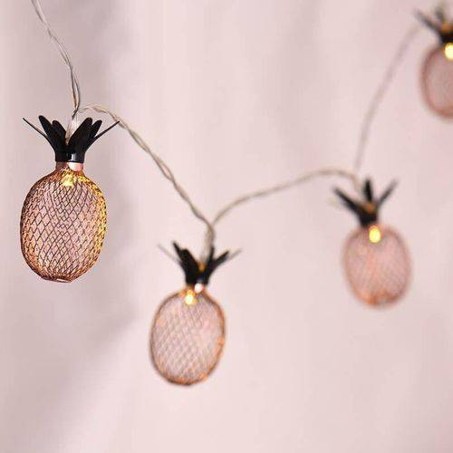 Cord&atilde;o de luzes LED Abacaxi Rose Gold, 2 m, com 10 unidades de abacaxis de alum&iacute;nio. <a href="https://www.submarino.com.br/produto/106476924/cordao-de-luz-led-abacaxi-rose-gold-2-mt-decoracao?pfm_carac=cordao%20luz&pfm_index=1&pfm_page=search&pfm_pos=grid&pfm_type=search_page%20&sellerId&sellerid" target="_blank" rel="noopener">Submarino</a>, R$ 39,90