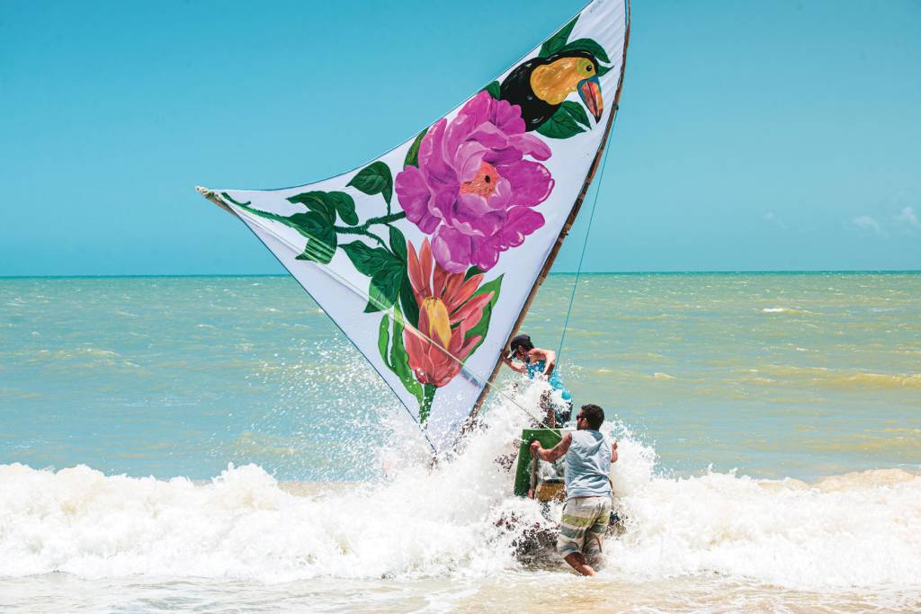 Artistas usam velas de jangadas como tela para grafites no Ceará