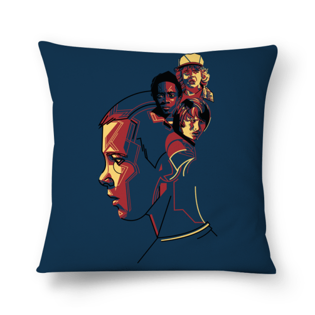 Capa de almofada @felipefr, 100% poliéster, de 40 x 40 cm. <a href="https://www.colab55.com/@felipefr/pillows/stranger-things" target="_blank" rel="noopener">Colab55</a>, R$ 59,90 Capa de almofada @felipefr, 100% poliéster, de 40 x 40 cm. <a href="https://www.colab55.com/@felipefr/pillows/stranger-things" target="_blank" rel="noopener">Colab55</a>, R$ 59,90