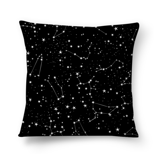 Almofada Constellations, de poliéster, 40 x 40 cm. <a href="https://www.colab55.com/@whatever/pillows/constellations" target="_blank" rel="noopener">Colab 55</a>, R$ 60