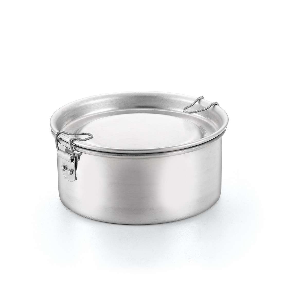 Marmita de alum&iacute;nio polido, nas medidas 18 x 7 cm. <a href="https://www.mobly.com.br/marmita-no-18-aluminio-polido-aluminio-oliveira-279149.html#pid=1" target="_blank" rel="noopener">Mobly</a>, R$ 27,90