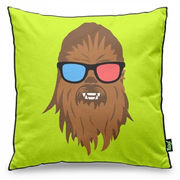 Almofada Geek Side, de poliéster, de 40 x 40 cm. <a href="https://www.artgeek.com.br/almofadas/almofada-geek-side---chill-bacca/1377?gclid=EAIaIQobChMI6KfE-aaC4gIVig6RCh2qOwimEAQYGSABEgInTPD_BwE" target="_blank" rel="noopener">Artgeek</a>, R$ 38,90