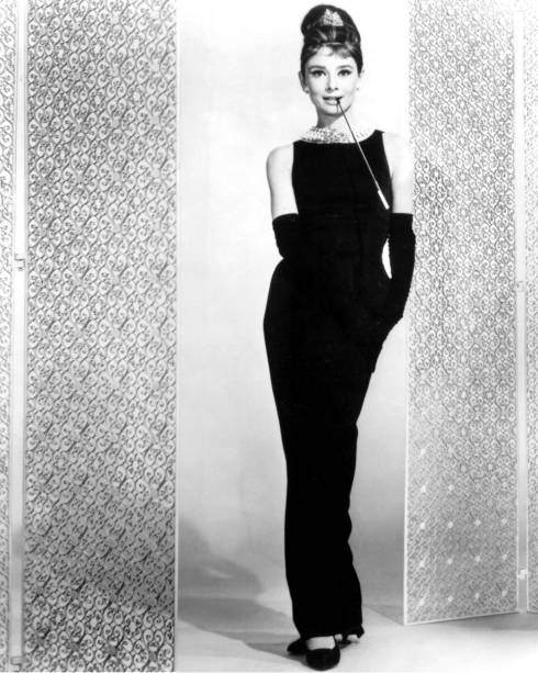 <span>O vestidinho preto Givenchy que Audrey Hepburn usou em 'Breakfast at Tiffany's' é um dos mais icônicos vestidos de todos os tempos. A peça foi leiloada por $900.000 na Christie’s em Nova York.</span> <span>O vestidinho preto Givenchy que Audrey Hepburn usou em 'Breakfast at Tiffany's' é um dos mais icônicos vestidos de todos os tempos. A peça foi leiloada por $900.000 na Christie’s em Nova York.</span>