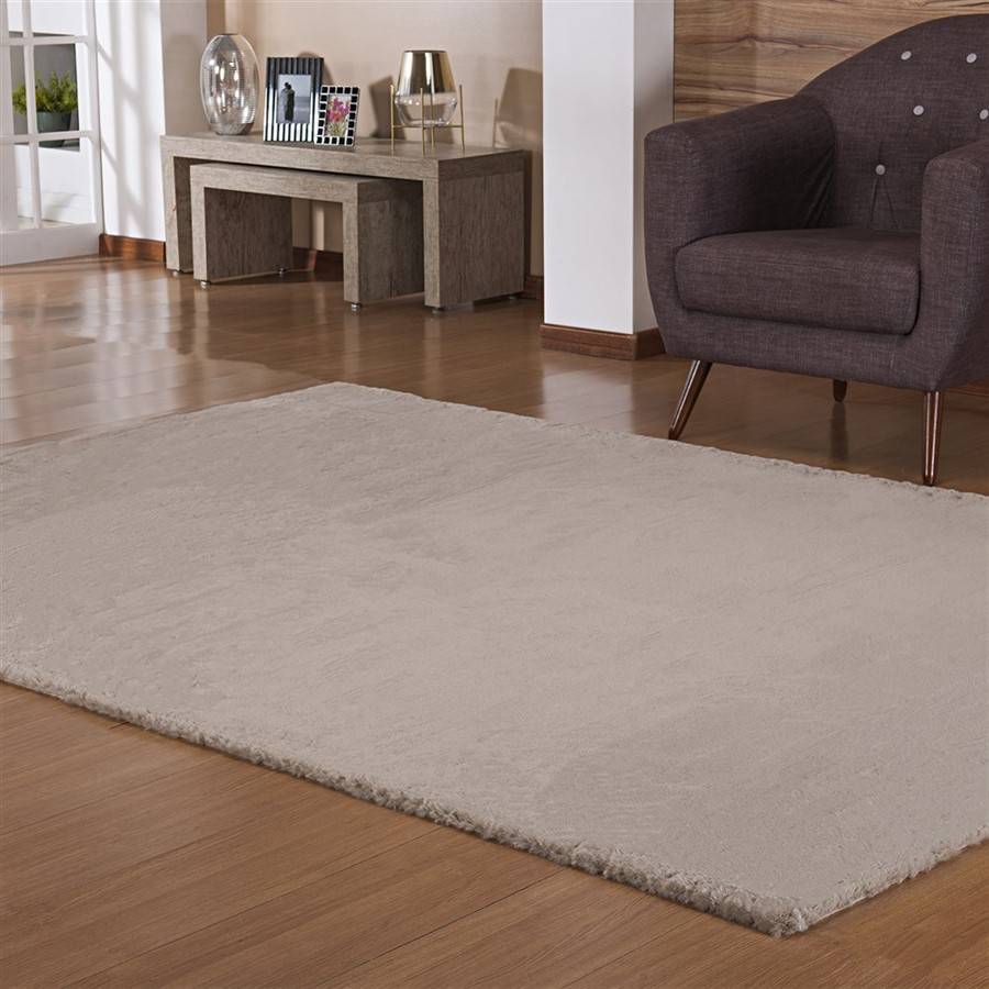 Tapete Pele Bangor, da Niazitex, de poli&eacute;ster, 1,50 x 1 m. <a href="https://www.niazi.com.br/p/tapete+pele+bangor+100+x+150+-+niazitex" target="_blank" rel="noopener">Niazi Chohfi</a>, R$ 227,91