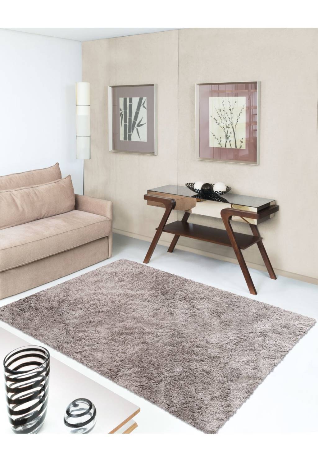 Tapete Bella, da Jolitex, de poli&eacute;ster, 1,40 1 m. <a href="https://www.dafiti.com.br/Tapete-Bella-100X140-Fendi-Jolitex-3534724.html" target="_blank" rel="noopener">Dafiti</a>, R$ 98,99