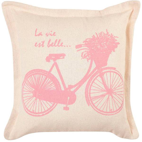 Almofada Romantic Bicicleta, de algod&atilde;o, 40 x 40 cm. <a href="https://www.leroymerlin.com.br/almofada-romantic-bicicleta-40x40cm-artesanal-teares_1555610448" target="_blank" rel="noopener">Leroy Merlin</a>, R$ 20