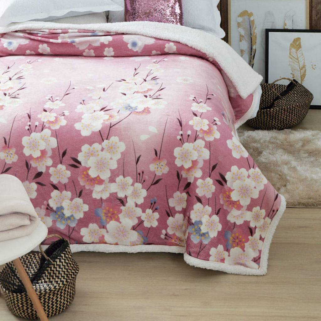 Coberdrom Brescia, Jolitex, casal (1,80 x 2,20 m), de poli&eacute;ster. <a href="https://www.madeiramadeira.com.br/edredom-casal-soft-stamp-brescia-1-peca-microfibra-jolitex-330157.html" target="_blank" rel="noopener">MadeiraMadeira</a>, R$ 134,30