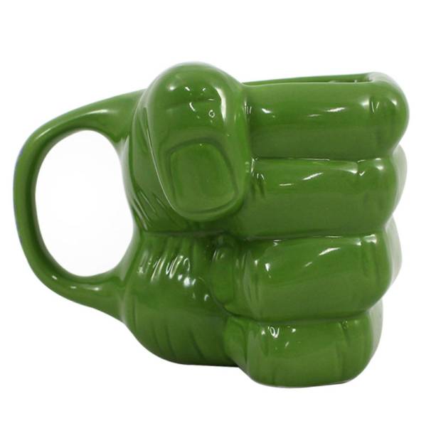 Caneca de porcelana 3D Mão Hulk Vingadores, com capacidade para 350 ml. <a href="https://www.madeiramadeira.com.br/caneca-porcelana-3d-mao-hulk-vingadores-350-ml-1434477.html?origem=pla-1434477&utm_source=google&utm_medium=cpc&utm_content=canecas-991&utm_term=1434477&gclid=EAIaIQobChMI1JjL1pLp4QIVEoSRCh3yWgaEEAQYAyABEgKr3PD_BwE" target="_blank" rel="noopener">MadeiraMadeira</a>, R$ 47,41