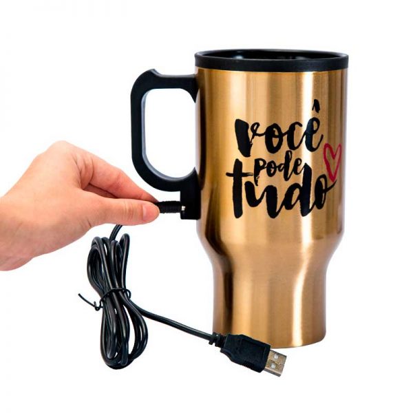 Caneca Térmica com USB e plugue de carro, de aço e plástico, capacidade 450 ml. <a href="https://www.magazineluiza.com.br/caneca-termica-usb-e-tudo-uatt/p/hfbackjdeb/ud/cecn/" target="_blank" rel="noopener">Americanas.com</a>, R$ 78,11