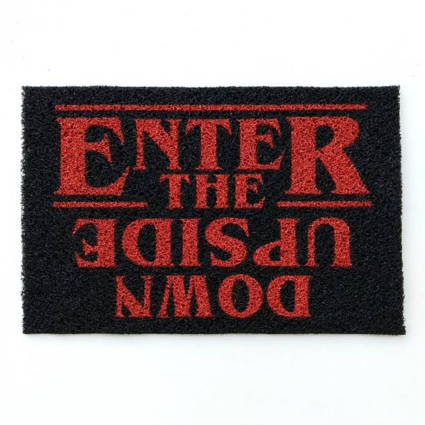 Capacho Enter The Upside Down, 100% vinílico, 60 x 40 cm. <a href="https://www.artcutlab.com.br/capacho-stranger-things-enter-the-upside-down" target="_blank" rel="noopener">Art Cut Lab</a>, R$ 109,90 Capacho Enter The Upside Down, 100% vinílico, 60 x 40 cm. <a href="https://www.artcutlab.com.br/capacho-stranger-things-enter-the-upside-down" target="_blank" rel="noopener">Art Cut Lab</a>, R$ 109,90