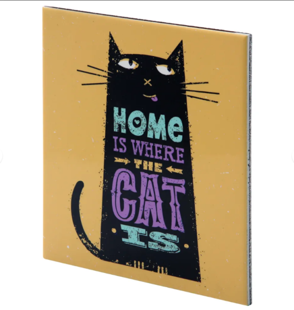 <span style="font-weight:400;">Quadro em azulejo Miau Home, de 21 x 21 cm. </span><a href="https://www.tokstok.com.br/quadro-21-cm-x-21-cm-aquario-multicor-miau-home/p"><span style="font-weight:400;">Tok&Stok</span></a><span style="font-weight:400;">, R$ 39,90</span>