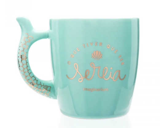 <span style="font-weight:400;">Caneca Ser Sereia, de 350 ml. </span><a href="https://loja.imaginarium.com.br/caneca-ser-sereia/p"><span style="font-weight:400;">Imaginarium,</span></a><span style="font-weight:400;"> R$ 59,90</span>