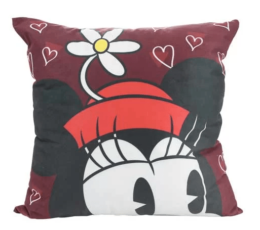 <span style="font-weight:400;">Almofada Disney Mickey Minnie Amor, de 40 x 40 cm. </span><a href="https://www.etna.com.br/etna/p/almofada-disney-mickey-minnie-amor-40x40cm/050628?skuId=0411869"><span style="font-weight:400;">Etna, </span></a><span style="font-weight:400;">R$ 25,99 </span>