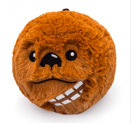 <span style="font-weight:400;">Almofada Star Wars Chewbacca, de 14 cm. </span><a href="https://loja.imaginarium.com.br/almofada-colecionavel-star-wars-chewbacca/p"><span style="font-weight:400;">Imaginarium,</span></a><span style="font-weight:400;"> R$ 49,90</span>