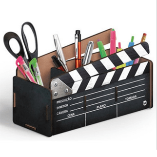 <span style="font-weight:400;">Porta-treco Claquete. </span><a href="https://www.tematize.com.br/escritorio/organizadores-criativos/porta-treco-claquete/"><span style="font-weight:400;">Tematize</span></a><span style="font-weight:400;">, R$ 35,90 </span>