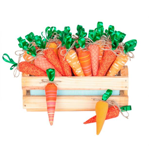 Cenoura Decorativa, 3 x 14 cm, de algod&atilde;o com enchimento em acr&iacute;lico. <a href="https://www.elo7.com.br/cenoura-decorativa/dp/8AD63D" target="_blank" rel="noopener">Elo 7 (Meu Doce Algod&atilde;o)</a>, R$ 4,40 cada