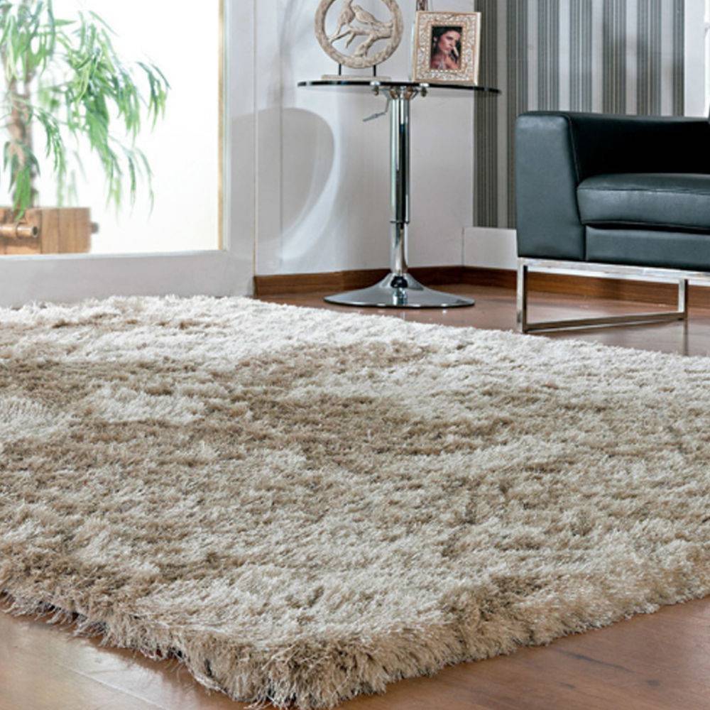 Tapete Classic Casa Dona, de poli&eacute;ster, 1,50 x 1 m. <a href="https://www.americanas.com.br/produto/25897628/tapete-felpudo-classic-casa-dona-bege-100cm-x-150cm?cor=No&pfm_carac=tapetes%20felpudos&pfm_index=2&pfm_page=search&pfm_pos=grid&pfm_type=search_page%20&sellerId&tamanho=No" target="_blank" rel="noopener">Americanas.com</a>, R$ 69,90