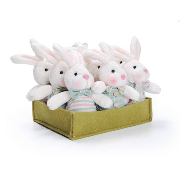 Caixa com nove minicoelhos de pelúcia, de poliéster. <a href="https://www.americanas.com.br/produto/32416425/caixa-c-9-mini-coelhos-pelucia-p-pendurar-decoracao-pascoa-verde" target="_blank" rel="noopener">Americanas.com, </a>R$ 441,90