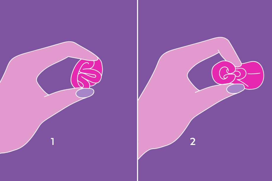 Dobra L&aacute;bia, fazendo uma pin&ccedil;a com os dedos, segure um trecho da borda e o insira para dentro, envolvendo-o.