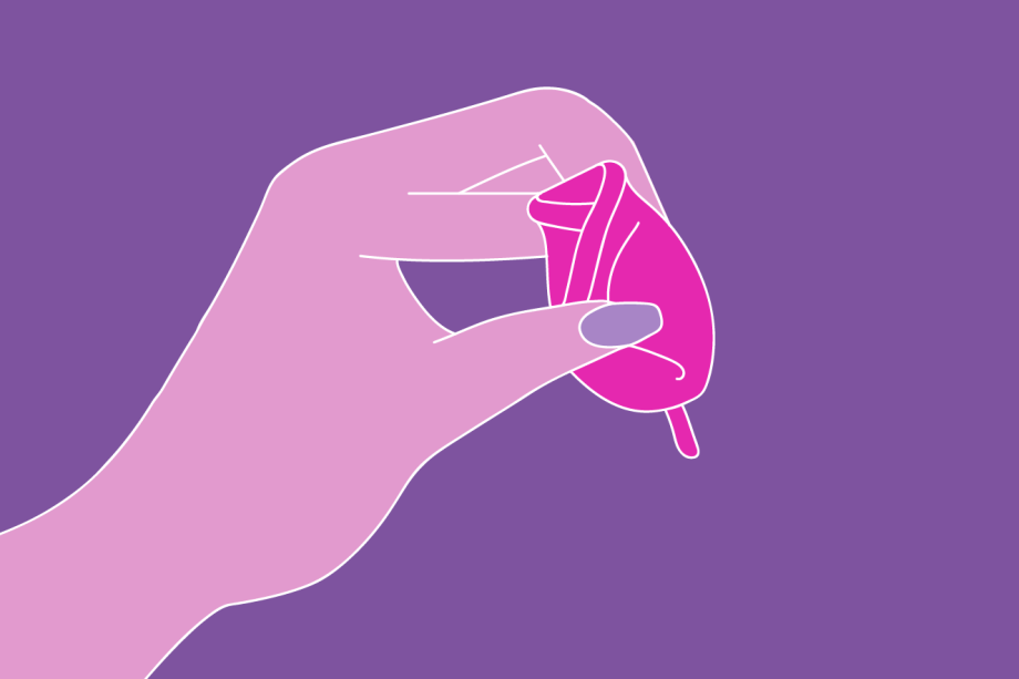 Dobra Origami. Insira o dedo na borda e empurre para dentro, at&eacute; encostar na parede oposta. Depois, dobre uma das sobras por cima da outra.