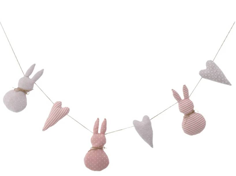 Cord&atilde;o Decor, com objetos em poli&eacute;ster e algod&atilde;o. <a href="https://www.tokstok.com.br/cordao-decor-cinza-rosa-ternurinhas-e-orelhinhas/p?utm_source=chaordic-mail&utm_medium=emailmkt-user-sb&utm_campaign=tendencias" target="_blank" rel="noopener">Tok & Stok</a>, R$ 45,90