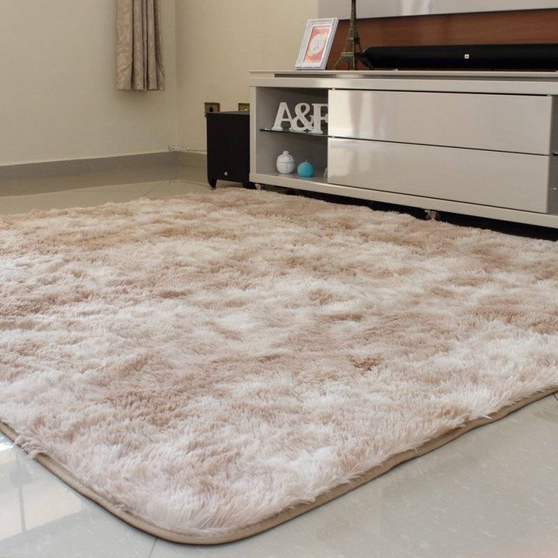 Tapete Bege Mesclado, da Costa Oro, de poli&eacute;ster, 2,40 x 2 m. <a href="https://www.madeiramadeira.com.br/tapete-felpudo-bege-mesclado-2-00mx2-40m-pelo-alto-costa-oro-1009802.html" target="_blank" rel="noopener">MadeiraMadeira</a>, R$ 194,65