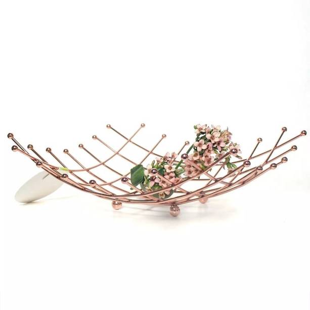 Fruteira de metal nas medidas 32 x 32 cm. <a href="https://www.americanas.com.br/produto/89044622/legumeira-de-mesa-fruteira-rose-gold-cesto-de-frutas?WT.srch=1&acc=e789ea56094489dffd798f86ff51c7a9&epar=bp_pl_00_go_pla_ud_geral_gmv&gclid=EAIaIQobChMIq9KMmdzY5QIVxAmRCh1MjwM6EAQYAyABEgJkWfD_BwE&i=5c5e44ec49f937f62564f8e1&o=5d10c3c56c28a3cb50feeb48&opn=YSMESP&sellerId=32364059000155&sellerid=32364059000155&wt.srch=1" target="_blank" rel="noopener">Americanas</a>, R$ 24,90