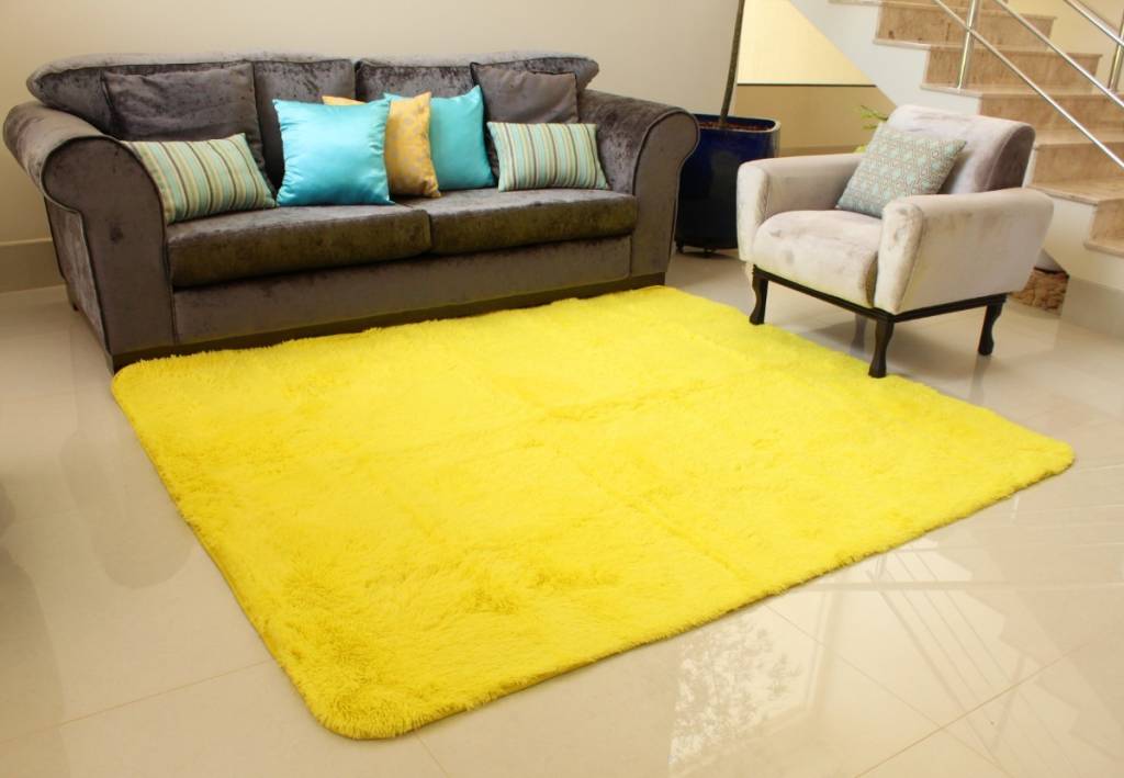 Tapete Peludo Amarelo, da DS Decor, de poli&eacute;ster, 2,40 x 2 m. <a href="https://www.shoptime.com.br/produto/92111366/tapete-carpete-2-00x2-40m-peludo-felpudo-pelo-alto-macio-sala-quarto-amarelo-ds-decor?pfm_carac=tapete%20sala%20pelo%20alto&pfm_index=0&pfm_page=search&pfm_pos=grid&pfm_type=search_page%20" target="_blank" rel="noopener">Shoptime</a>, R$ 299,90