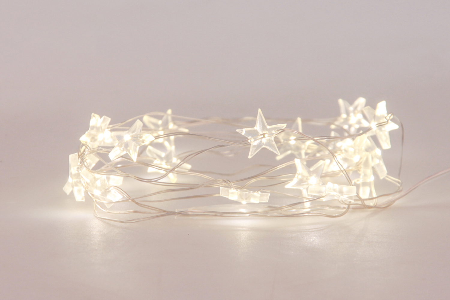 Fio de luz Estrela, 5 m, com l&acirc;mpadas LED, funciona com tr&ecirc;s pilhas AA. <a href="https://lepinpop.com.br/produto/arame-de-luz-estrela/" target="_blank" rel="noopener">Le PinPop</a>, R$ 55