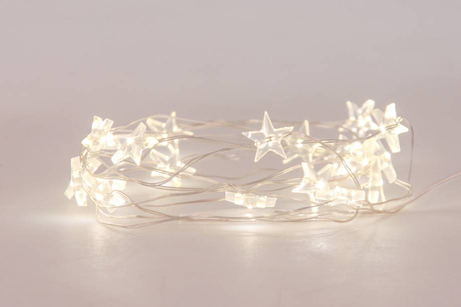 Fio de luz Estrela, 5 m, com lâmpadas LED, funciona com três pilhas AA. <a href="https://lepinpop.com.br/produto/arame-de-luz-estrela/" target="_blank" rel="noopener">Le PinPop</a>, R$ 55