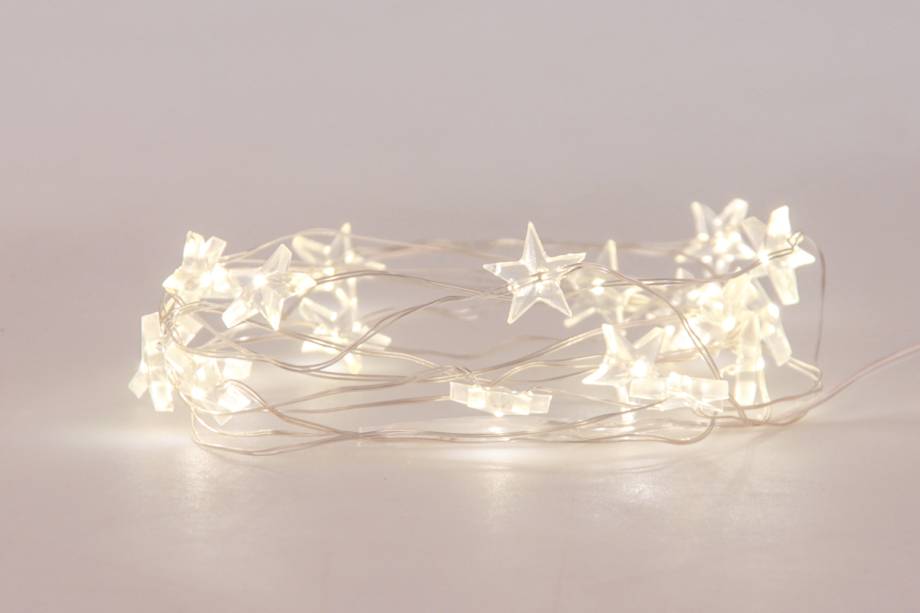 Fio de luz Estrela, 5 m, com l&acirc;mpadas LED, funciona com tr&ecirc;s pilhas AA. <a href="https://lepinpop.com.br/produto/arame-de-luz-estrela/" target="_blank" rel="noopener">Le PinPop</a>, R$ 55