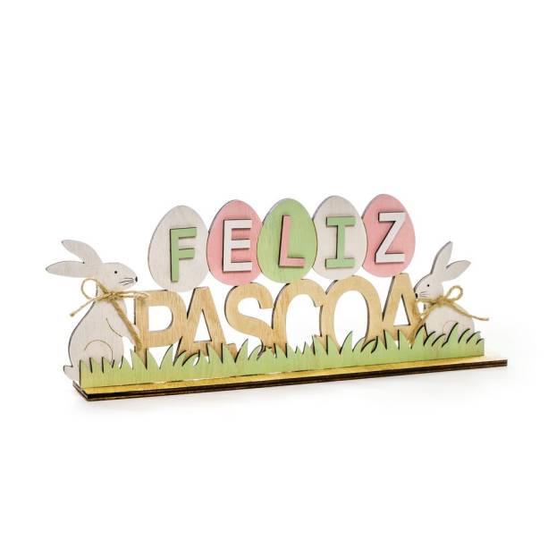 Plaquinha Feliz P&aacute;scoa, de madeira, nas medidas 13 x 30 cm. <a href="https://www.rizzoembalagens.com.br/placa-feliz-pascoa-em-madeira-natural-coelhos-e-ovinhos-13cm-x-30cm-cromus-pascoa-rizzo-embalagens" target="_blank" rel="noopener">Rizzo Embalagens</a>