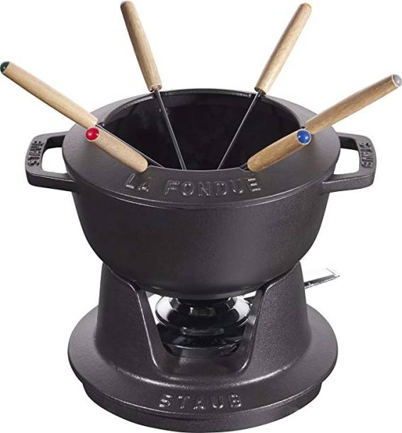 Conjunto de ferro fundido Staub, com 8 peças e panela de 18 cm de diâmetro. <a href="https://www.presentesrodriguez.com.br/fondue-para-queijo-carne-ou-chocolate-18-cm-ferro-fundido-preto-staub/p?utm_source=Muccashop&utm_medium=CPC&utm_campaign=MuccashopXML&idsku=1000009093" target="_blank" rel="noopener">Presentes Rodriguez</a>, R$ 759,05