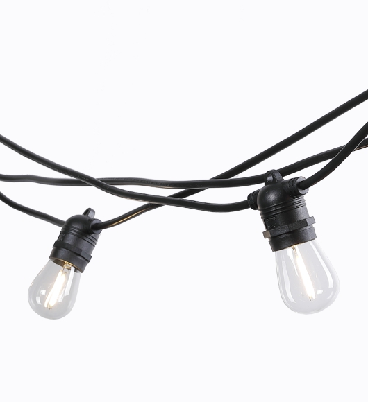 Cord&atilde;o de l&acirc;mpadas Fest&atilde;o, de 6 m, com 10 soquetes (sem l&acirc;mpada), com plugue bivolt. <a href="https://www.amazon.com.br/Fest%C3%A3o-Luz-Interruptor-interno-externo/dp/B07NBNQ1WR/ref=as_li_ss_tl?__mk_pt_BR=%C3%85M%C3%85%C5%BD%C3%95%C3%91&keywords=festao&qid=1566488776&s=gateway&sr=8-2&linkCode=ll1&tag=mdemulher02-20&linkId=e87c58d108c29a16b70e65dda4bb89e6&language=pt_BR" target="_blank" rel="noopener">Amazon</a>, R$ 190