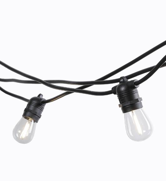 Cord&atilde;o de l&acirc;mpadas Fest&atilde;o, de 6 m, com 10 soquetes (sem l&acirc;mpada), com plugue bivolt. <a href="https://www.amazon.com.br/Fest%C3%A3o-Luz-Interruptor-interno-externo/dp/B07NBNQ1WR/ref=as_li_ss_tl?__mk_pt_BR=%C3%85M%C3%85%C5%BD%C3%95%C3%91&keywords=festao&qid=1566488776&s=gateway&sr=8-2&linkCode=ll1&tag=mdemulher02-20&linkId=e87c58d108c29a16b70e65dda4bb89e6&language=pt_BR" target="_blank" rel="noopener">Amazon</a>, R$ 190