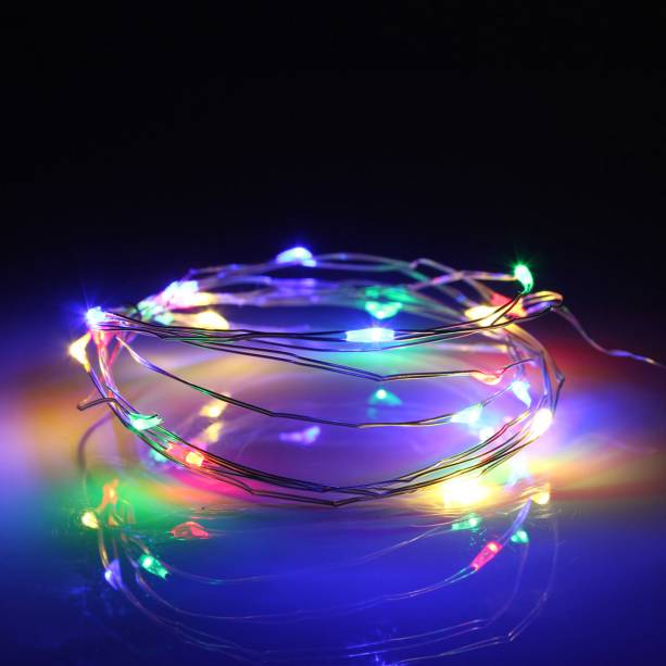 Fio de fada colorido, de 5 m, com 50 LEDs, funciona com tr&ecirc;s pilhas AAA. <a href="https://www.lojacoisaria.com.br/fio-fada-prata-cobre-colorido-luz-cores-natal-5m-50-leds-pilha-festa-decoracao" target="_blank" rel="noopener">Coisaria</a>, R$ 17,90