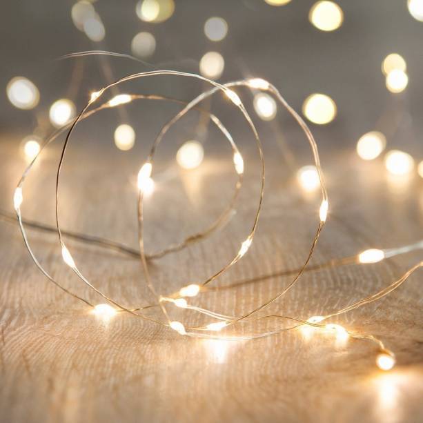 Fio de fada Cobre, com 3 m e 30 LEDs, funciona com 2 pilhas AAA (n&atilde;o inclusas). <a href="https://www.l3store.com.br/cordao-de-cobre-luz-de-fada-3-metros-30-leds?utm_source=Site&utm_medium=GoogleMerchant&utm_campaign=GoogleMerchant&gclid=EAIaIQobChMImLz647WP5AIViweRCh1XAAjGEAQYAyABEgIzmPD_BwE" target="_blank" rel="noopener">L3 Store</a>, R$ 19,90