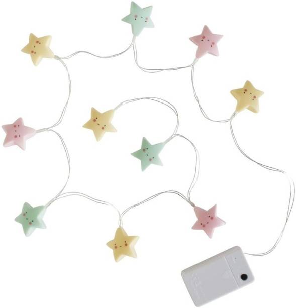 Fio de luz Estrelas, de PVC. <a href="https://www.mimootoys.com.br/decoracao/luminarias-led/fio-de-luz-estrelas-coloridas-modali-baby/" target="_blank" rel="noopener">Mimoo</a>, R$ 199,80