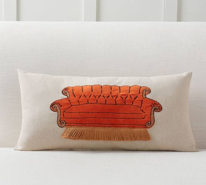 <a href="https://www.potterybarn.com/products/friends-central-perk-sofa-pillow/?pkey=cfriends-tv-pottery-barn&isx=0.0">Almofada</a> nas medidas 30 x 60 cm, de algodão, no valor US$ 45,50