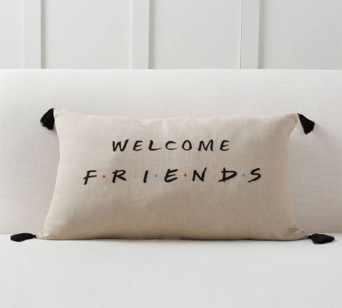 <a href="https://www.potterybarn.com/products/friends-welcome-pillow/?pkey=cfriends-tv-pottery-barn&isx=0.0">Almofada</a> nas medidas 40 x 66 cm, de algodão e linho, no valor US$ 49,50