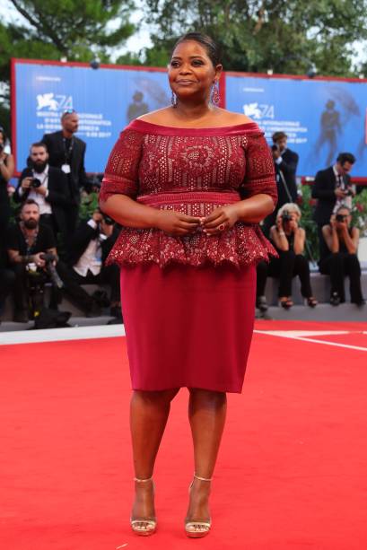 <strong>Octavia Spencer</strong> de <span><strong>Tadashi Shoji</strong> na première de <strong>The Shape Of Water</strong>.</span>