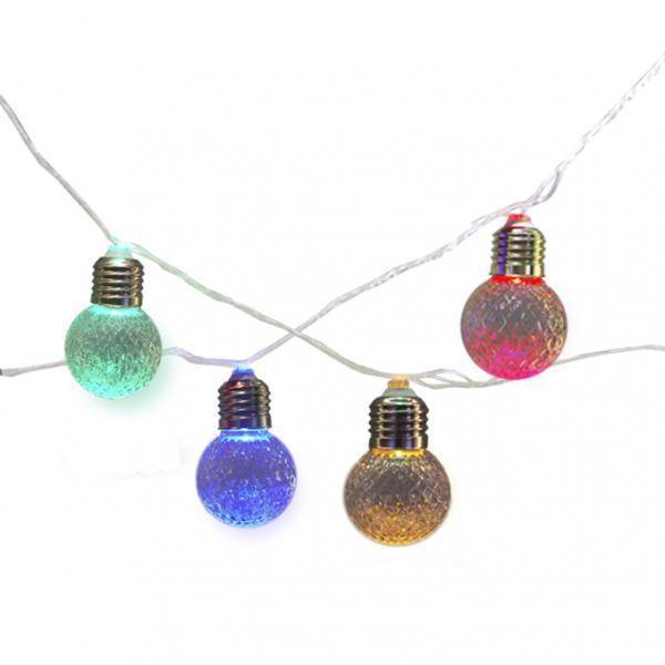 Cord&atilde;o de luz com 20 l&acirc;mpadas LED de acr&iacute;lico coloridas, 5 m, com plugue 127 V. <a href="https://www.atelierluz.com.br/produto/cordao-de-luz-com-20-lampadas-de-acrilico-cristal-rgby-g50-127v/381" target="_blank" rel="noopener">Atelier Luz</a>, R$ 67,80