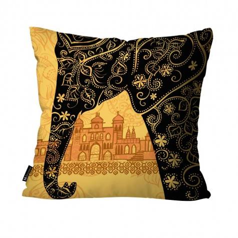 Almofada Indiana Amarela, de poli&eacute;ster, 35 x 35 cm. <a href="https://www.mdecore.com.br/almofada-indiana-amarela" target="_blank" rel="noopener">Mdecore</a>, R$ 24,24