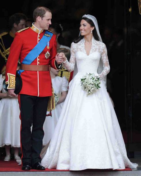 <span>O vestido de casamento de Kate Middleton foi feito sob medido por Sarah Burton, da grife Alexander McQueen&rsquo;s.&nbsp;</span>Com bordados de renda delicada, este vestido inspirou muitas r&eacute;plicas modernas, especialmente para outros casamentos de conto de fadas.