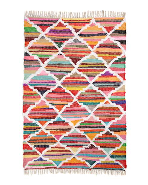 Tapete Kilim Color, de algodão, 1,20 x 1,80 m. <a href="https://www.riachuelo.com.br/tapete-kilim-color-120x180cm-13000861001_sku" target="_blank" rel="noopener">Riachuelo</a>, R$ 599,90