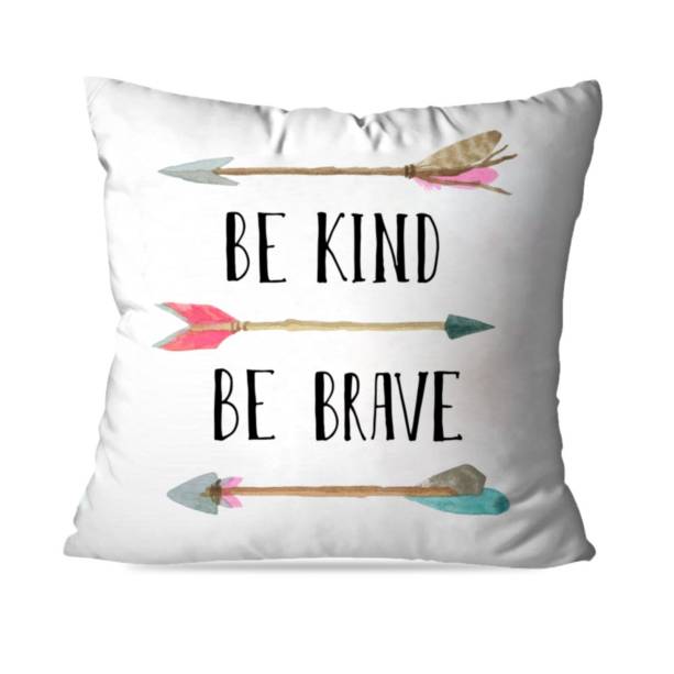 Almofada Be Kind Be Brave, de poli&eacute;ster, 35 x35 cm. <a href="https://www.wevans.com.br/almofada-avulsa-decorativa-be-kind-be-brave" target="_blank" rel="noopener">Wevans</a>, R$ 29,90