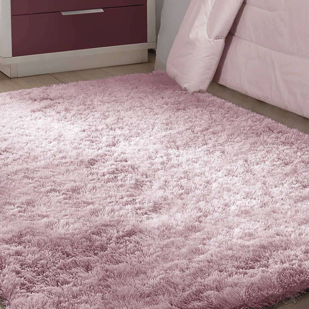 Tapete Kioto Rosa Beb&ecirc;, da Corttex, de poli&eacute;ster, 1,50 x 1 m. <a href="https://www.mobly.com.br/tapete-kioto-rosa-bebe-100-x-150-cm-tapetes-corttex-485760.html" target="_blank" rel="noopener">Mobly</a>, R$ 215,91