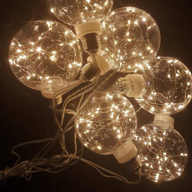 Cord&atilde;o de Luz com l&acirc;mpadas LED com fio de fada, de 1,70 m, com plugue bivolt (3W). <a href="https://www.shoptime.com.br/produto/55436445/cordao-de-luz-com-6-lampadas-led-fio-de-fada-bola-g95-3000k" target="_blank" rel="noopener">Shoptime</a>, R$ 119,99